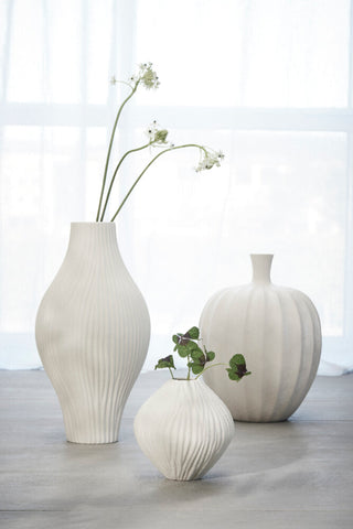 Esmia vase H21 cm. råhvid